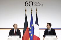  المستشار الألماني أولاف شولتز والرئيس الفرنسي إيمانويل ماكرون خلال مؤتمر، يوم الأحد 22 يناير/كانون الثاني 2023 في قصر الإليزيه في باريس.