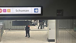 Полицейские и подозреваемый на станции метро "Шуман"