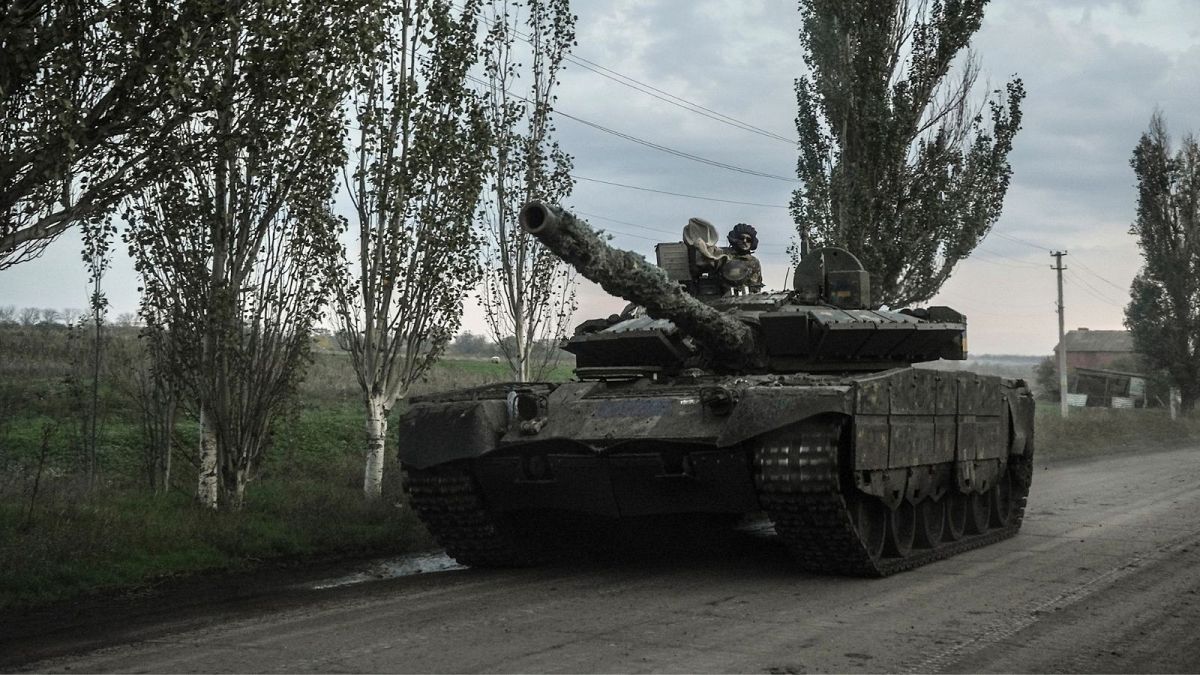سرباز اوکراینی در حال راندن تانک در دونتسک
