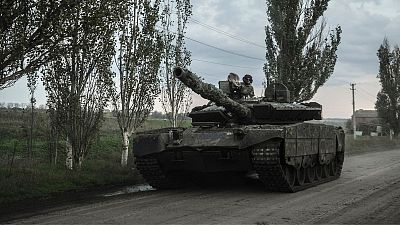 سرباز اوکراینی در حال راندن تانک در دونتسک