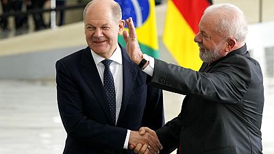 Chanceler alemão Olaf Scholz, à esquerda, cumprimenta o Presidente do Brasil Luiz Inácio Lula da Silva, antes de uma reunião bilateral no Palácio do Planalto, em Brasília