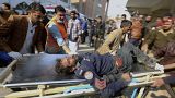 Медики увозят раненого полицейского с места теракта в мечети. Пешавар, Пакистан