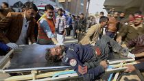 Медики увозят раненого полицейского с места теракта в мечети. Пешавар, Пакистан