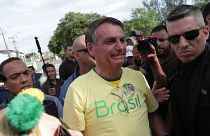 Jair Bolsonaro szavazni érkezik egy Rio de Janeiró-i szavazóhelyiséghez a brazil elnökválasztás második fordulójában 2022. október 30-án.