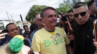 Jair Bolsonaro szavazni érkezik egy Rio de Janeiró-i szavazóhelyiséghez a brazil elnökválasztás második fordulójában 2022. október 30-án.