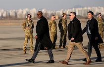 وزير الدفاع الأمريكي لويد أوستن بعد وصوله على متن طائرة هليكوبتر إلى قاعدة أوسان الجوية في بيونغتايك، كوريا الجنوبية، 30 يناير 2023.