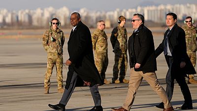 وزير الدفاع الأمريكي لويد أوستن بعد وصوله على متن طائرة هليكوبتر إلى قاعدة أوسان الجوية في بيونغتايك، كوريا الجنوبية، 30 يناير 2023.