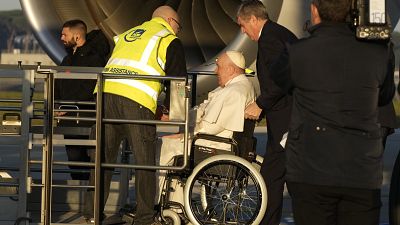 Papst Franziskus tritt die Reise im Rollstuhl an