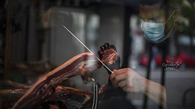 Une tranche de jambon ibérique coupée par un boucher, à Madrid, le 7 mai 2020, Espagne