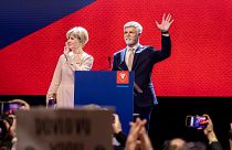Petr Pavel (jobbra) és felesége, Eva Pavlová a prágai kampányközpontban a cseh elnökválasztás második fordulójának második napján, 2023. január 28-án.