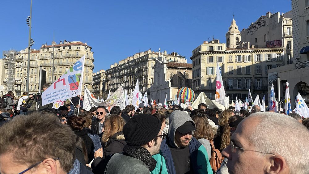 Réforme des retraites : manifestations et grèves de masse en France