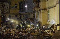 Tűzoltók egy orosz találatot kapott lakóház romjai között Harkivban