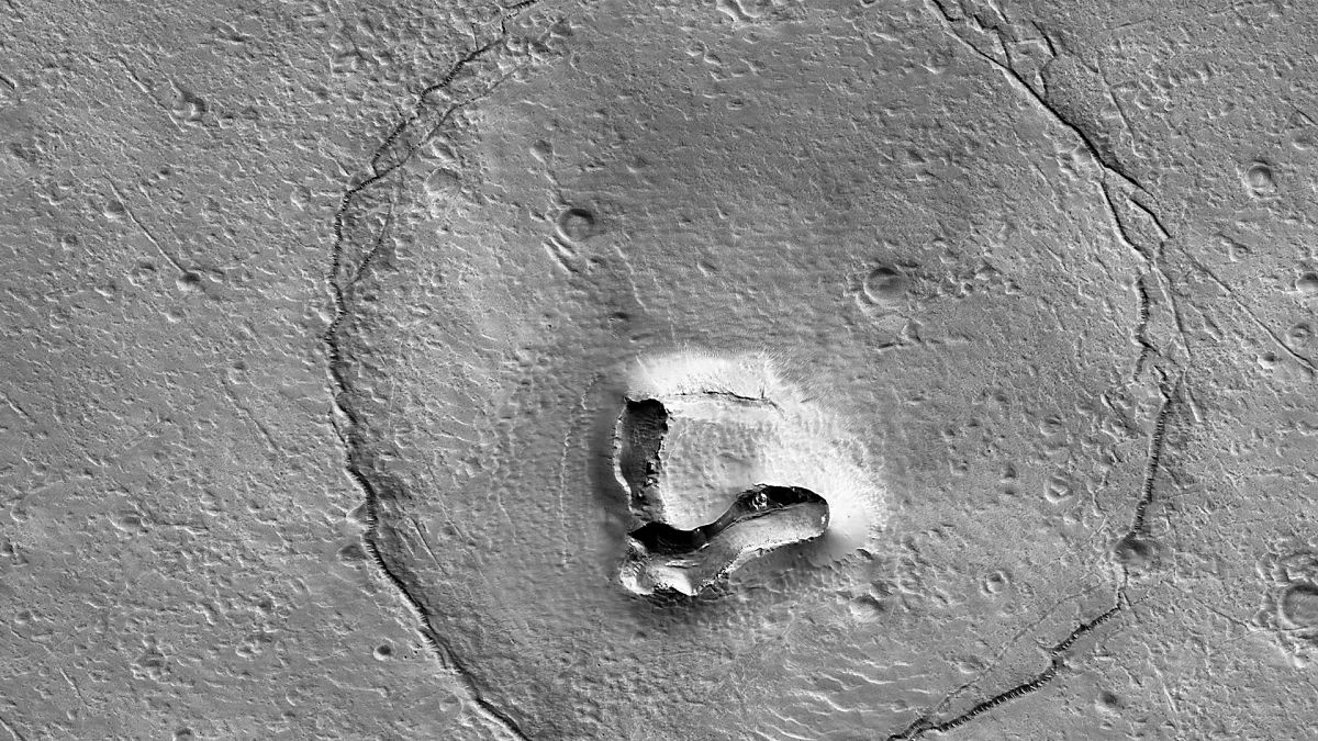 عکس شبیه صورت خرس گرفته شده از سطح مریخ توسط مدارگرد ناسا