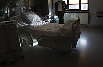 Un homme porte son sac en plastique rempli d’effets personnels alors qu’il s’apprête à quitter le service COVID-19 de l’hôpital St. Michiel à Bruxelles
