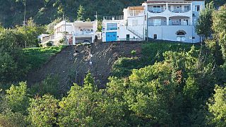 Házak az egyik ischiai hegyoldalon a földcsuszamlás után