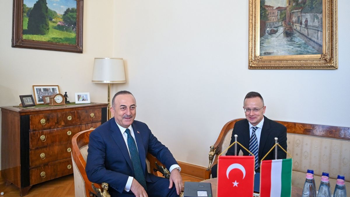 A magyar külügyminiszter hivatalában fogadta török kollégáját