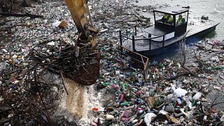 أطنان من النفايات في بحيرة بوتبيك الصربية