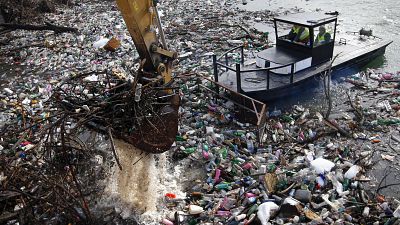 أطنان من النفايات في بحيرة بوتبيك الصربية