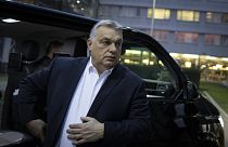 Orbán Viktor érkezik az állami média óbudai székházához
