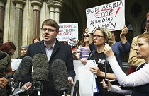 أندرو سميث، المتحدث باسم الحملة ضد تجارة الأسلحة يتحدث إلى وسائل الإعلام خارج محاكم العدل الملكية.