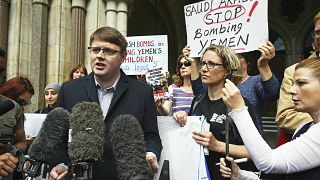 أندرو سميث، المتحدث باسم الحملة ضد تجارة الأسلحة يتحدث إلى وسائل الإعلام خارج محاكم العدل الملكية.