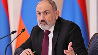 نيكول باشينيان، رئيس الوزراء الأرميني  خلال مؤتمر صحفي في يريفان أرمينيا