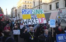 A kormány sztrájkszabályokat érintő törvényjavaslata ellen tüntető britek