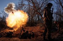 سربازان اوکراینی و کنار خمپاره اندازی که به سوی مواقع روسیه شلیک می‌کند