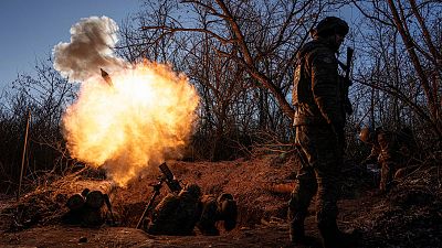 سربازان اوکراینی و کنار خمپاره اندازی که به سوی مواقع روسیه شلیک می‌کند