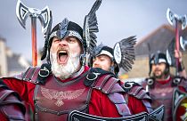 Figurantes vestidos a rigor na procissão viking da "Festa do Fogo" em Lerwick