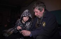 Una niña lleva seis meses viviendo en el refugio con sus abuelos. Su madre tuvo que quedarse en un pueblo tomado por los rusos.