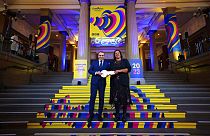 Presidente da câmara de Turim entrega chave do Festival Eurovisão da Canção a Liverpool, cidade que vai organizar o evento