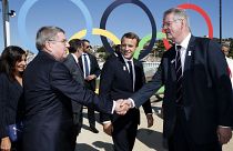 A Nemzetközi Olimpiai Bizottság elnöke kezet fog a párizsi olimpia egyik főszervezőjével