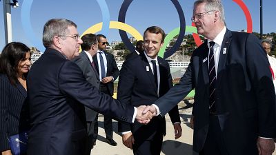 A Nemzetközi Olimpiai Bizottság elnöke kezet fog a párizsi olimpia egyik főszervezőjével