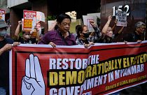 معترضان روز چهارشنبه در جریان تظاهرات همبستگی به مناسبت دومین سالگرد تسلط نظامی میانمار در مقابل سفارت میانمار در فیلیپین راهپیمایی کردند.