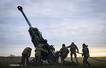 Ουκρανοί στρατιώτες βάλλουν κατά ρωσικών θέσεων στη Χερσώνα