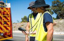 نیروهای امدادی و آتش‌نشان در حال ردیابی کپسول گم‌شده در جاده عبوری از منطقه اوت‌بک استرالیا به تاریخ ۲۸ ژانویه ۲۰۲۳
