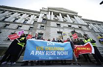 أعضاء نقابة الخدمات العامة والتجارية على خط الاعتصام أمام  وزارة الاقتصاد والمالية، في وستمنستر، بريطانيا - 1 شباط 2023