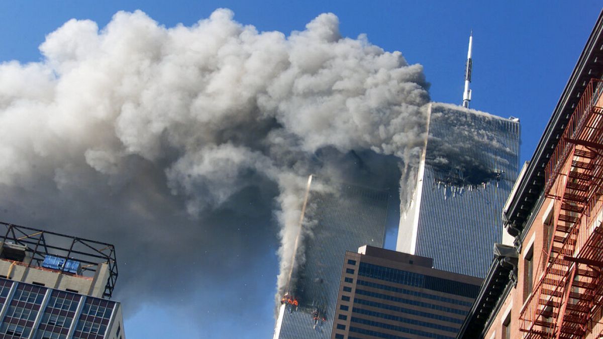 11 Eylül 2001'de ABD'deki İkiz Kuleler hedef alındı
