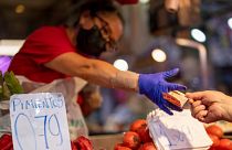  customer pays for vegetables at the Maravillas market in Madrid, on May 12, 2022. 