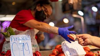  customer pays for vegetables at the Maravillas market in Madrid, on May 12, 2022. 