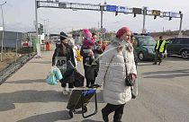 Rifugiate ucraine alla frontiera di Medyka con la Polonia, 26 febbraio 2022.