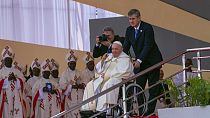 Le Pape François salue après avoir célébré la Sainte Messe à l'aéroport de Ndolo à Kinshasa, Congo, mercredi 1er février 2023.