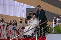 Le Pape François salue après avoir célébré la Sainte Messe à l'aéroport de Ndolo à Kinshasa, Congo, mercredi 1er février 2023.