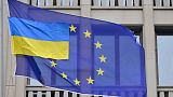  علم أوكراني  بجانب علم الاتحاد الأوروبي أمام مكتب تمثيل الاتحاد الأوروبي في برلين- 5 أبريل 2022.