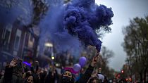 Una mujer quema una bengala en una de las manifestaciones contra las agresiones sexuales