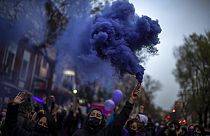 Una mujer quema una bengala en una de las manifestaciones contra las agresiones sexuales