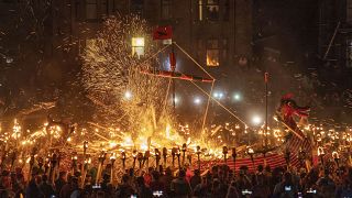 Факельное шествие с кораблём викингов