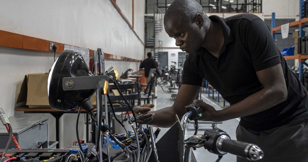 Kenya : les motos électriques tracent leur route à Nairobi