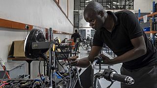 Kenya : les motos électriques tracent leur route à Nairobi